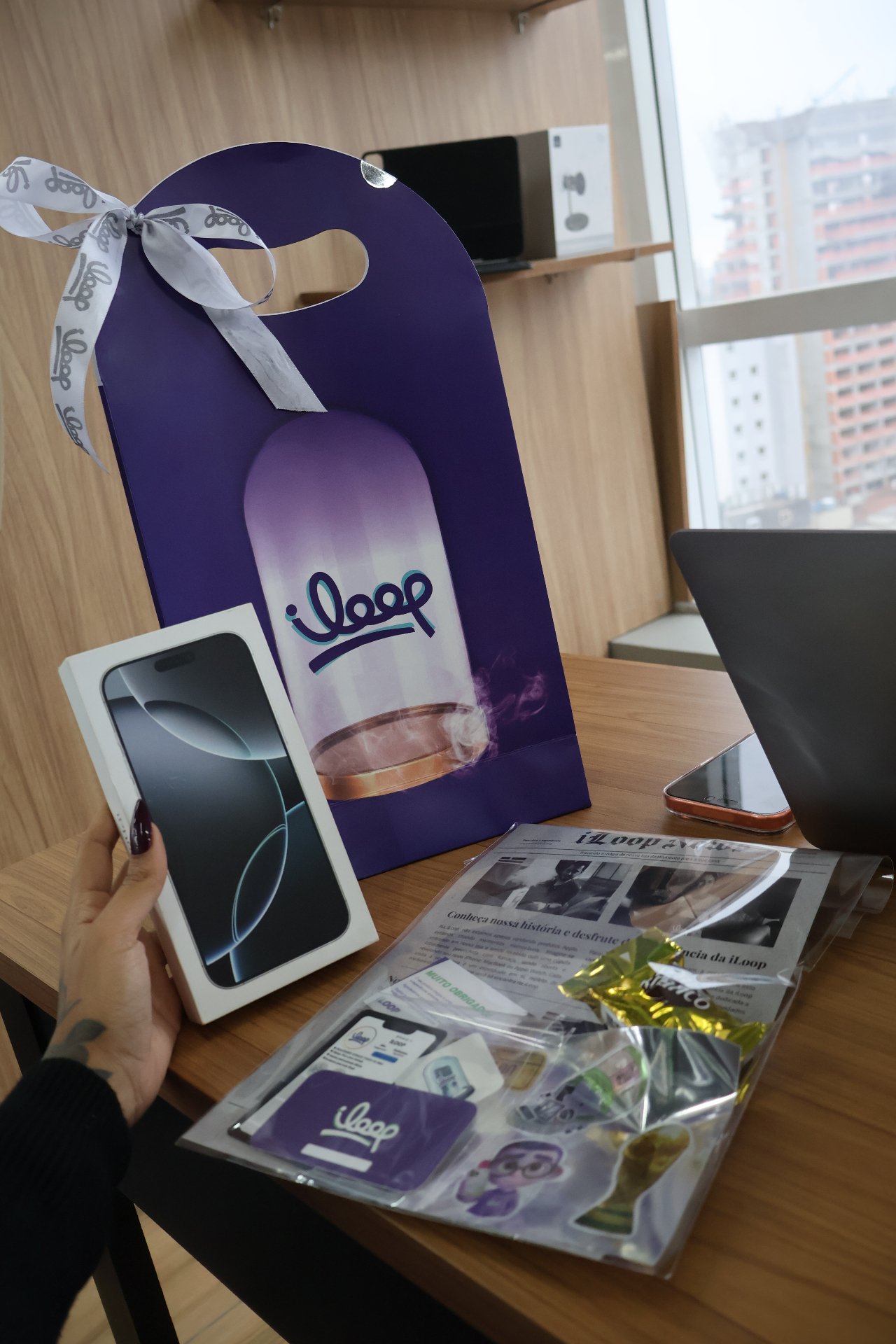 Sacola de presente iLoop com iPhone