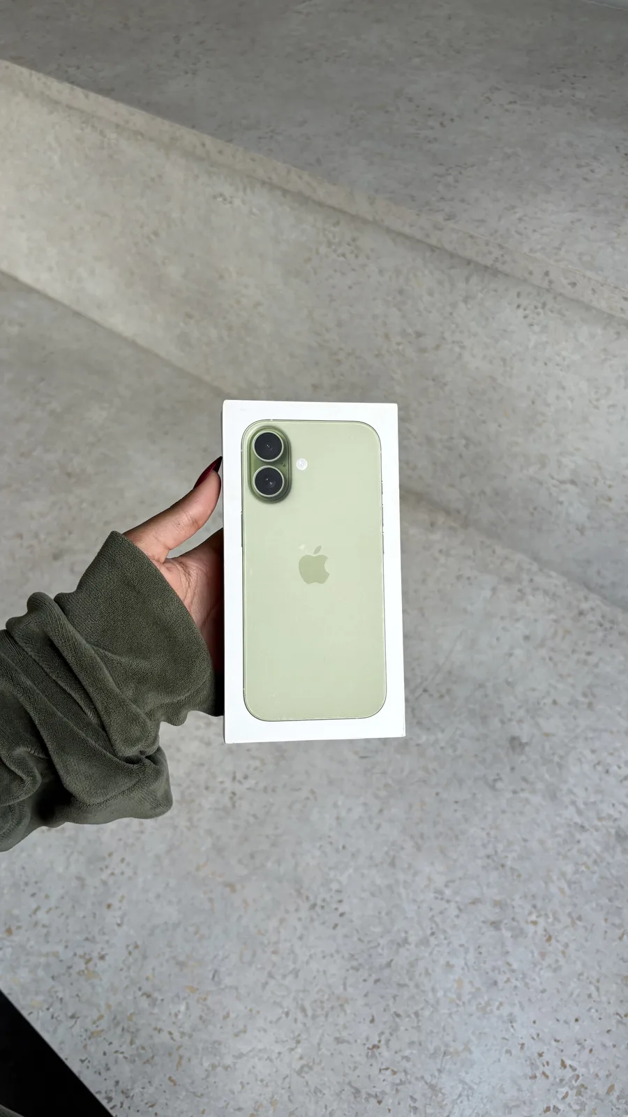 iPhone verde com acessório WiWu